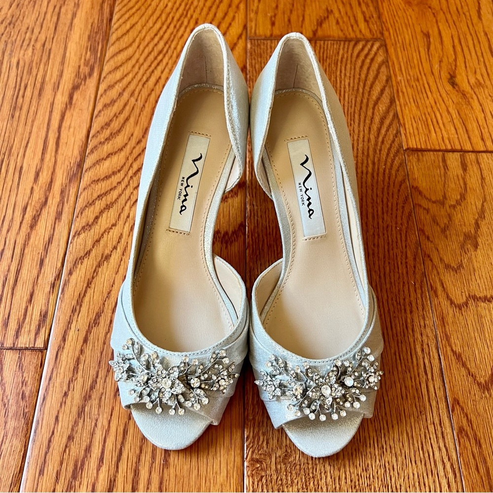 *NWOT* Nina Silver Peep Toe Mid Heel Evening Pump